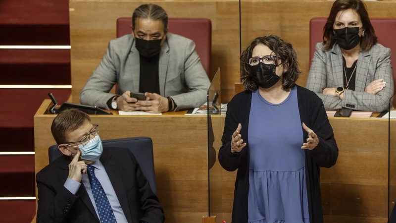 La vicepresidenta de la Generalitat valenciana, Mónica Oltra, junto al president, Ximo Puig , durante la sesión de control de les Corts de Valencia. E.P./Rober Solsona
