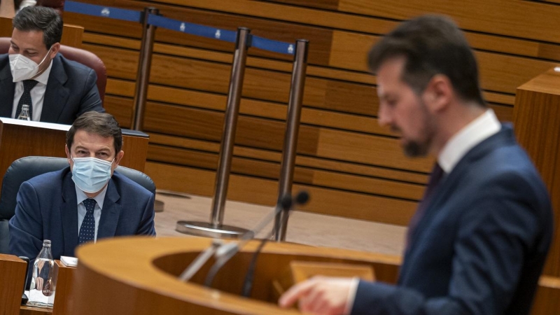El portavoz del Grupo Parlamentario Socialista en las Cortes de Castilla y León, Luis Tudanca, interviene durante el pleno del debate de investidura del candidato del PP a la Presidencia de la Junta de Castilla y León.