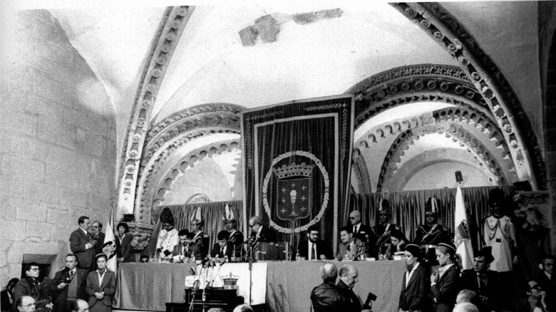 18/4/22 Sesión inaugural del Parlamento gallego, el 19 de diciembre de 1981, el mismo día que, en 1932, la Asamblea de Ayuntamientos aprobó el proyecto de Estatuto de Galicia.