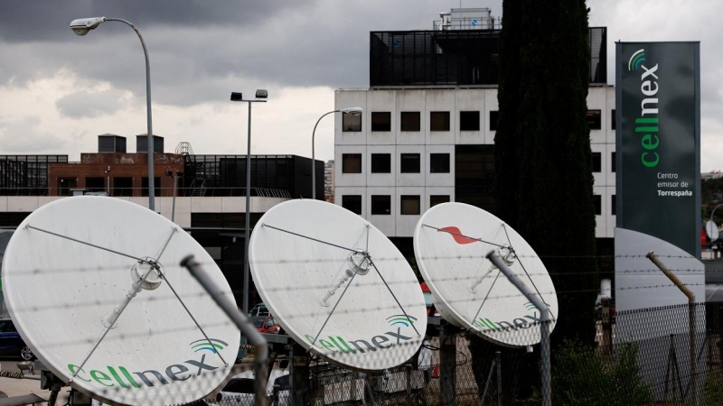Varias antenas de telecomunicaciones del operador Cellnex, en Madrid. REUTERS/Susana Vera
