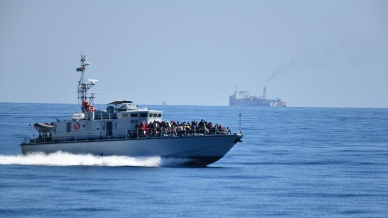 Una patrullera de Libia con los migrantes que han interceptado cuando salían de las costas de Libia en una embarcación, a 4 de marzo de 2022, frente a la costa de Libia, en aguas internacionales, Libia