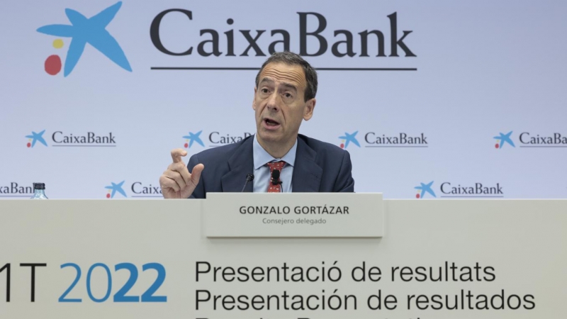 El consejero delegado de CaixaBank, Gonzalo Gortázar, durante la presentación de los resultados correspondientes al primer trimestre de 2022, en la sede social de la entidad en Valencia. EFE/Biel Alino