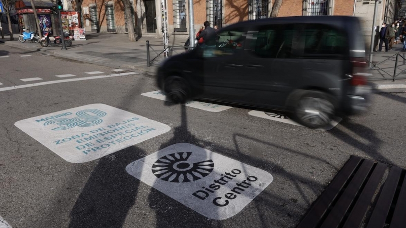 Un vehículo circula dos días después de la entrada en vigor de la Zona de Bajas Emisiones (ZBE), a 3 de enero de 2022, en Madrid.