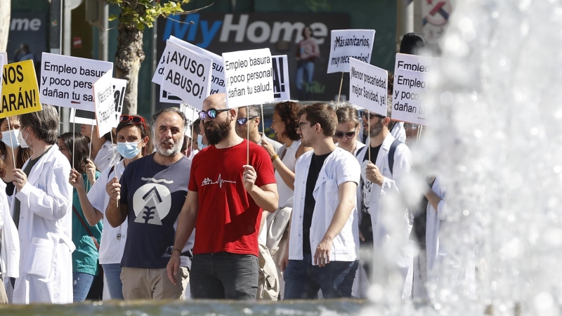 Médicos de hospitales se han manifestado este martes 10 de mayo de 2022 contra la temporalidad en una marcha desde el Estadio de Vallecas hasta la Asamblea de Madrid.