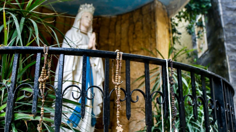 (5/4/2020) Rosarios ofrecidos a la Virgen en el interior de una Iglesia Católica (ARCHIVO).