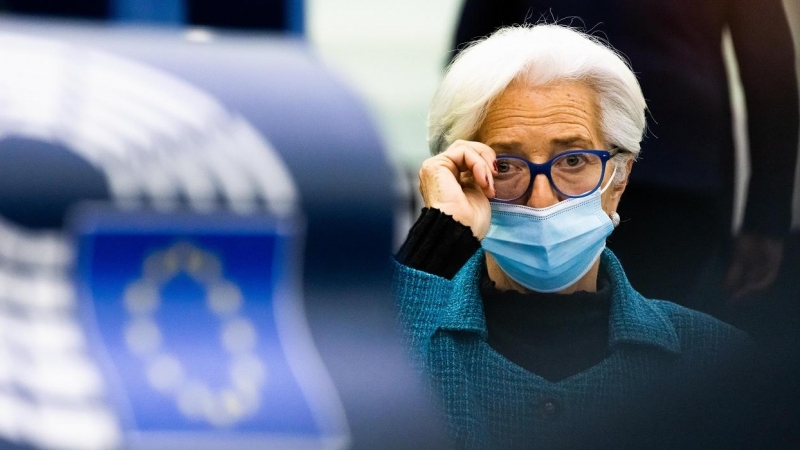 La presidenta del BCE, Christine Lagarde, con mascarilla, en un un Pleno del Parlamento Europeo, en Estrasburgo. E.P./Philipp von Ditfurth/dpa