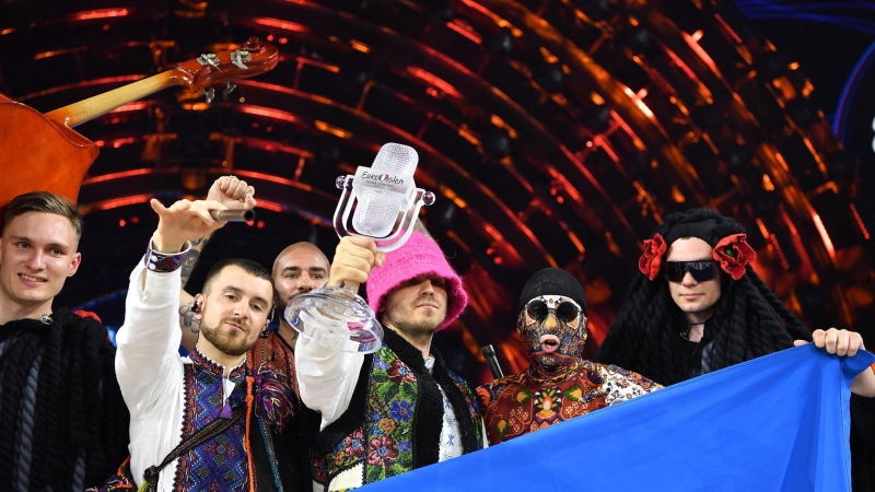 a Orquesta Kalush de Ucrania celebra en el escenario tras ganar la 66ª edición del Festival de la Canción de Eurovisión (ESC 2022) en Turín, Italia, el 14 de mayo de 2022.