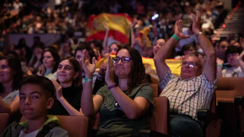 Varias personas se reúnen para apoyar la participación de Chanel Terrero durante el desarrollo del Festival de Eurovisión 2022, en Olesa de Montserrat, Barcelona, Catalunya