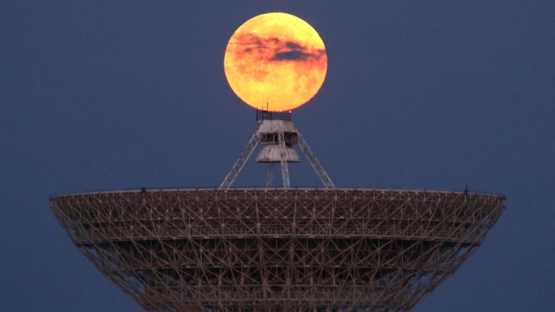 La luna se ve a través de las nubes detrás del radiotelescopio RT-70 en el pueblo de Molochnoye, Crimea 16 de mayo de 2022.