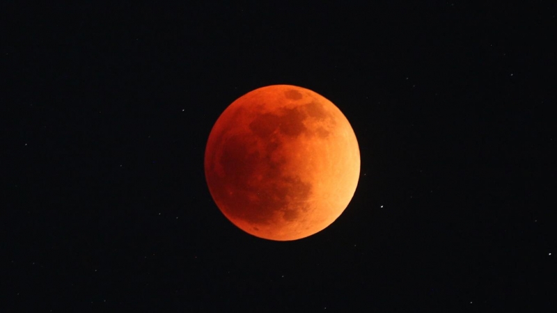 MEX4027. PACHUCA (MÉXICO), 15/05/2022.- Fotografía de la luna durante un eclipse hoy, en Pachuca (México).