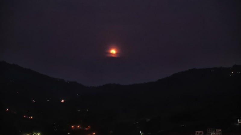 Fotografía de un eclipse de luna hoy, en el municipio de Santa Lucia (Honduras).