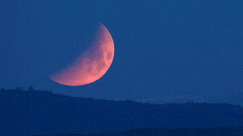 La luna se ve durante el eclipse lunar en Skopje, Macedonia del Norte 16 de mayo de 2022.