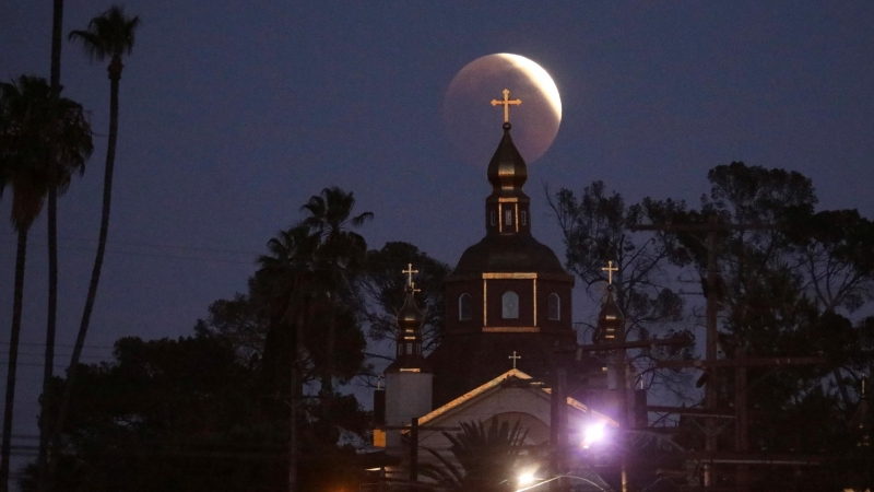 La Iglesia Ortodoxa Ucraniana de San Andrés se ve mientras la luna se mueve a través de la sombra de la tierra durante un eclipse lunar de 'luna de sangre', en Los Ángeles, California, EEUU, 15 de mayo de 2022.