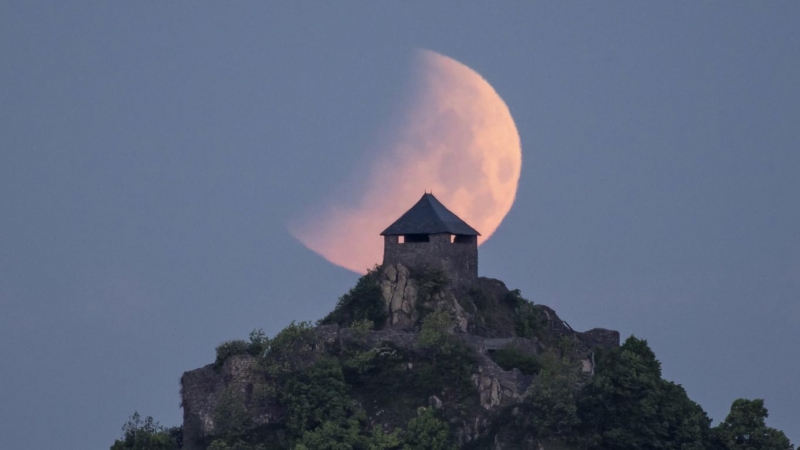 La luna durante un eclipse sobre el Castillo de Salgo vista desde Salgotarjan, Hungría, a primeras horas del 16 de mayo de 2022. (Hungría)