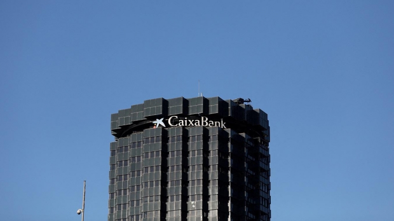 El logo de CaixaBank, en lo alto de su sede en Barcelona. REUTERS/Nacho Doce