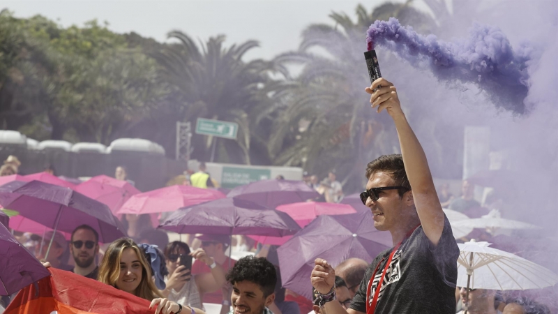 La gente disfruta durante la Fiesta de la Primavera de Podemos celebrada en Valencia este domingo.