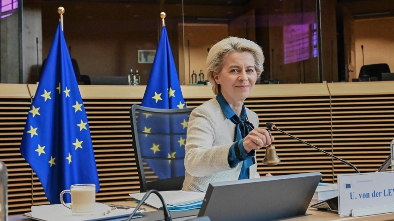 La presidenta de la Comisión Europea, Ursula von der Leyen, al comienzo de la reunión semanal del Ejecutivo comunitario, en Bruselas. E.P./dpa/European Commission/Dati Bendo