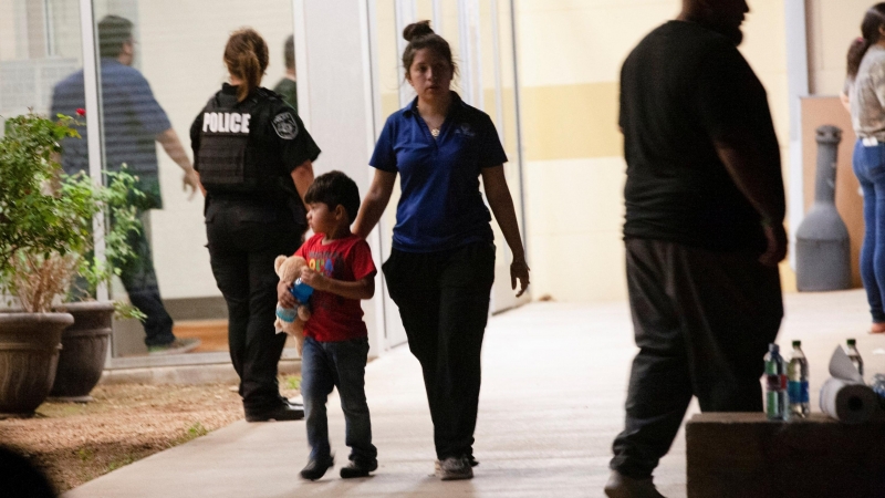 Una mujer y un niño abandonan el Centro Cívico después de un tiroteo masivo en la Escuela Primaria Robb en Uvalde, Texas, EE. UU., 24 de mayo de 2022.