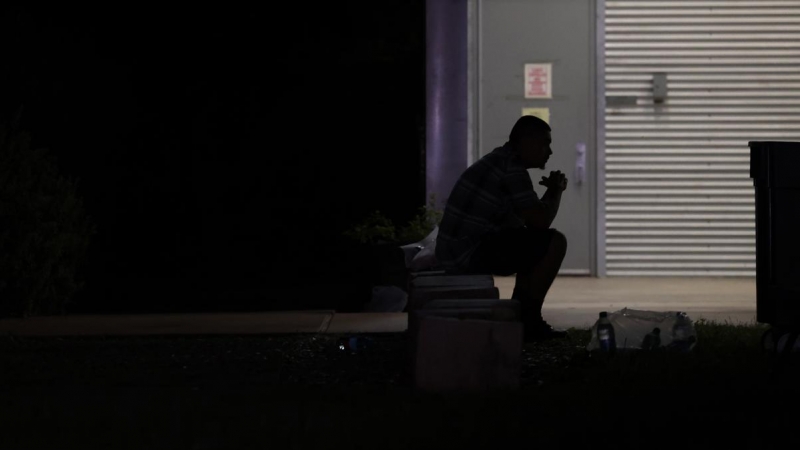 Un hombre reacciona mientras se sienta afuera del Centro Cívico SSGT Willie de Leon mientras la policía e investigadores continúan trabajando en la escena de un tiroteo masivo en la Escuela Primaria Robb, en Uvalde. Texas, EE. UU., 24 de mayo de 2022.
