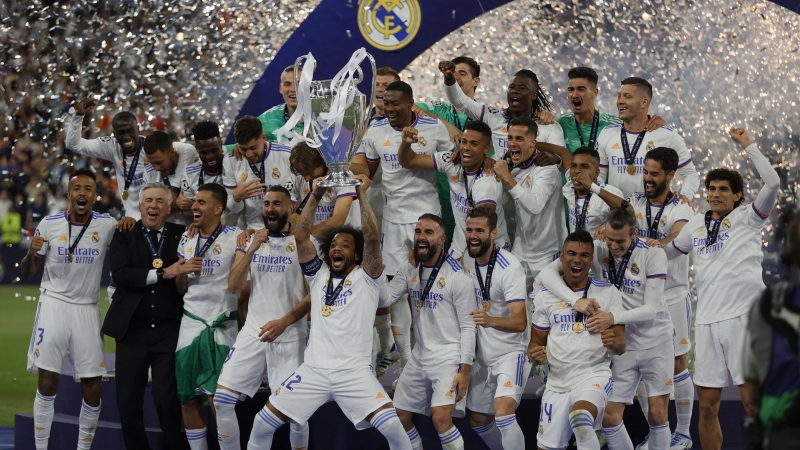Los jugadores del Real celebran después de ganar la final de la Liga de Campeones de la UEFA entre el Liverpool FC y el Real Madrid en el Stade de France en Saint-Denis, cerca de París, Francia, el 28 de mayo de 2022.