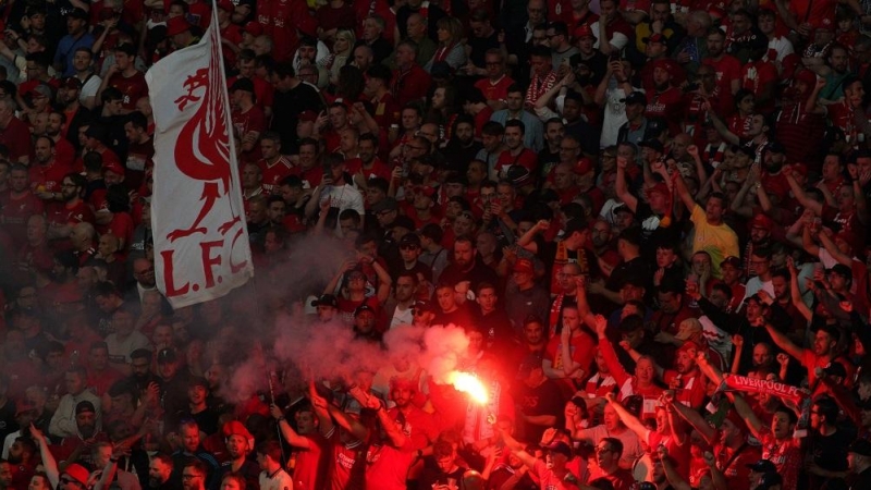 29/05/2022. Aficionados del Liverpool animan a su equipo durante la final de la Champions League, a 28 de mayo de 2022.