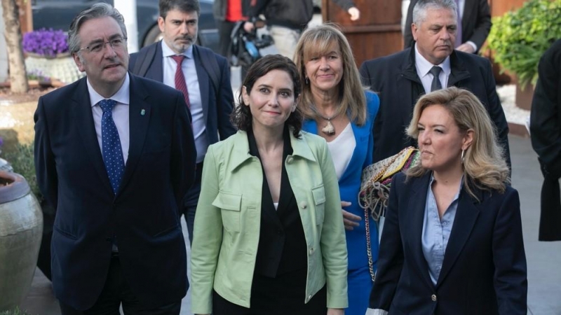 La presidenta madrileña, Isabel Díaz Ayuso, franqueada por la presidenta del PP de Asturias, Teresa Mallada, y el presidente del PP de Gijón, Pablo González Menéndez, el pasado 29 de abril.