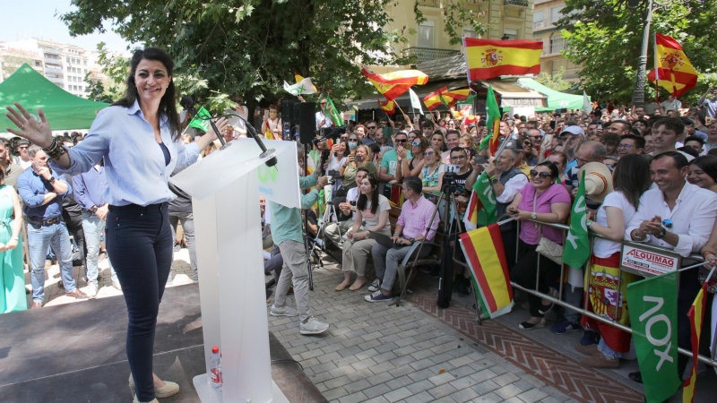 La candidata de vox a la presidencia de Andalucía, Macarena Olona, durante un acto de precampaña electoral celebrado este sábado 28 de mayo de 2022 en la plaza del Campillo en Granada.