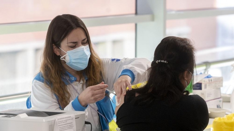 31/05/2022. Una mujer recibe la tercera dosis de la vacuna contra la covid 19, en el WiZink Center, a 20 de enero de 2022.