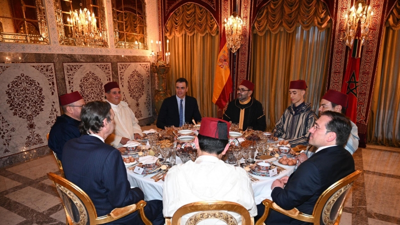 El presidente del Gobierno, Pedro Sánchez, durante la cena ofrecida por el rey de Marruecos, Mohamed VI, el pasado 7 de abril en Rabat.