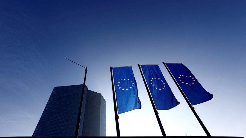 Bandera de la UE delante de la sede del BCE en Fráncfort. REUTERS/Kai Pfaffenbach