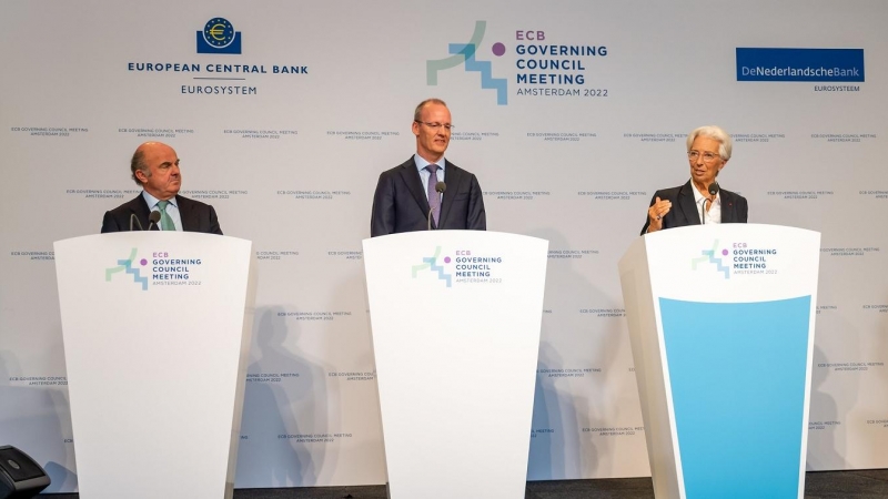 La presidenta del BCE, Christine Lagarde (derecha), durante la rueda de prensa posterior a la reunión del Consejo de Gobierno de la entidad en Amsterdam, junto al presidente del Banco de los Países Bajos, Klaas Knot (centro), y el vicepresidente del BCE,