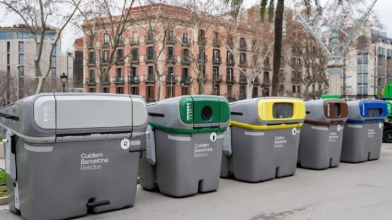 13/06/2022 - Contenedores de reciclaje de Barcelona.