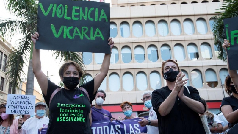 Un mujer con un cartel en el que se lee: 'Violencia vicaria', participa en una concentración feminista en la Plaza de la Candelaria en repulsa por 'todos los feminicidios', a 11 de junio de 2021, en Santa Cruz de Tenerife.