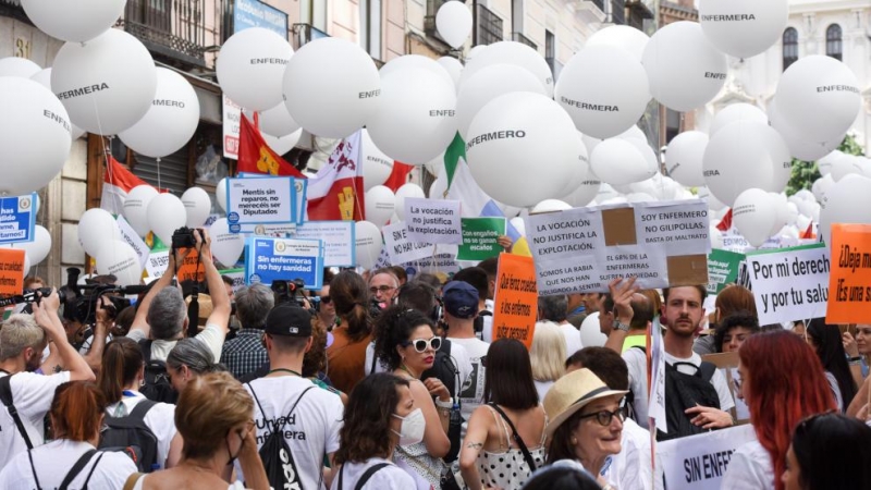 Miles de enfermeros piden en Madrid más recursos para los centros ante la situación de 'abandono'