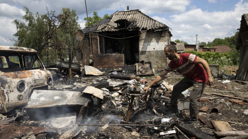 24/06/2022 Eugene intenta recuperar algunos objetos, luego de que su casa resultara incendiada tras el ataque de misiles rusos, ayer en Chuhuiv (Ucrania)