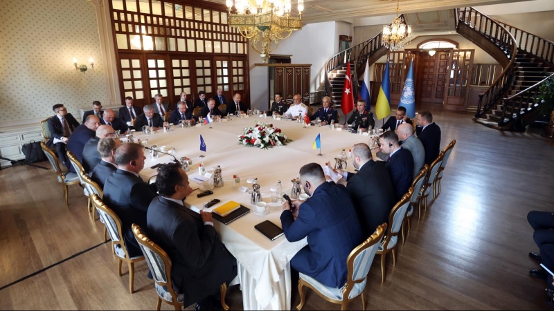Una fotografía proporcionada por la oficina de prensa del Ministerio de Defensa de Turquía muestra a diplomáticos turcos, rusos, ucranianos y de la ONU durante la reunión para las conversaciones sobre cereales en Estambul, Turquía, el 13 de julio de 2022.