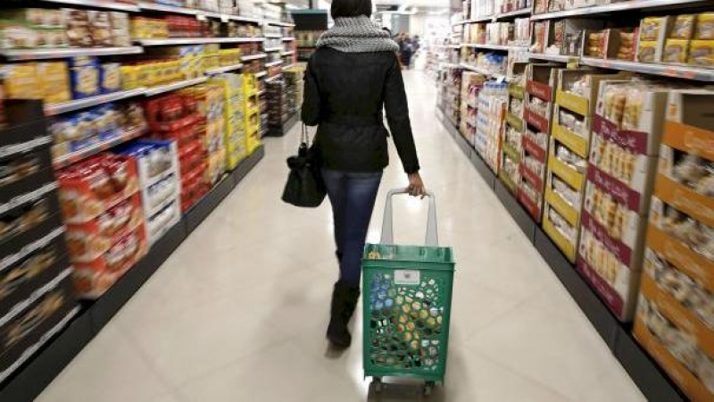 Una mujer camina por los pasillos del supermercado.- EFE