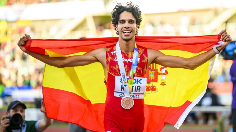 (20/7/22) El atleta Mohamed Katir celebra la medalla de bronce tras la final de los 1.500 metros en el Campeonato Mundial de Atletismo 2022 celebrado en Oregón.