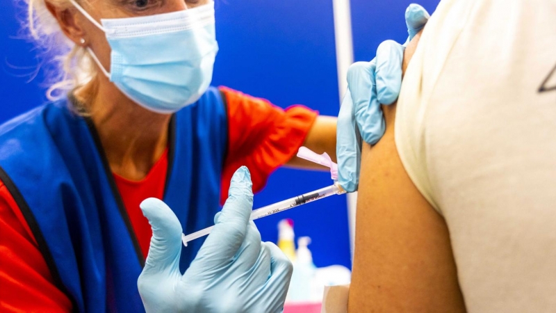 (1/8/22) Una enfermera vacuna a un paciente contra la viruela del mono, a 1 de agosto de 2022.
