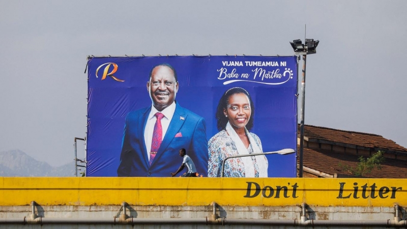 Cartel electoral de los candidatos del partido Azimio la Umoja (Aspiración a la Unidad) Raila Odinga y Martha Karua, en la localidad de portuaria  Kisumu (Kenia). REUTERS/Baz Ratner