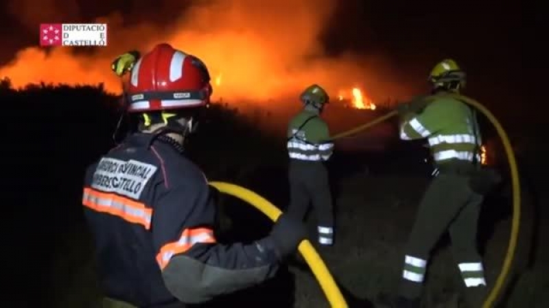 Desalojan cuatro aldeas y un camping por el incendio en la zona de Bejís, Castellón