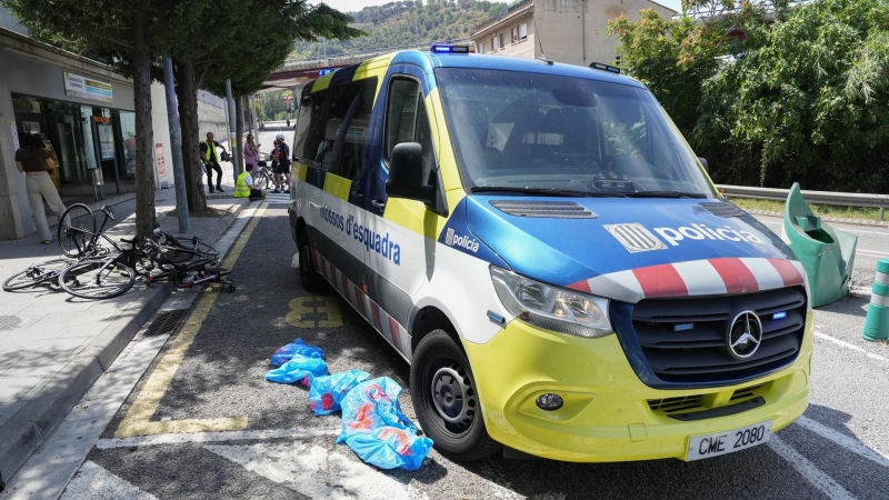 21/08/2022-Un coche ha embestido a un grupo de 9 ciclistas en la C-243c, a la altura de Castellbisbal (Barcelona), y se ha dado a la fuga dejando al menos dos muertos, al tiempo que otros dos ciclistas presentan heridas de diversa consideración.