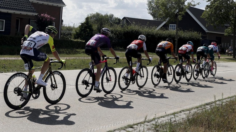 Grupo de escapados del pelotón ciclista durante la tercera etapa de la Vuelta a España 2022 este domingo, con 193,2 kms de recorrido y salida y llegada en Breda.