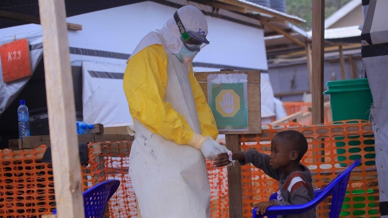 23/08/2022 Una enfermera atiende a un niño con síntomas del virus ébola, a 20 de mayo de 2019, en Beni, República Democrática del Congo.