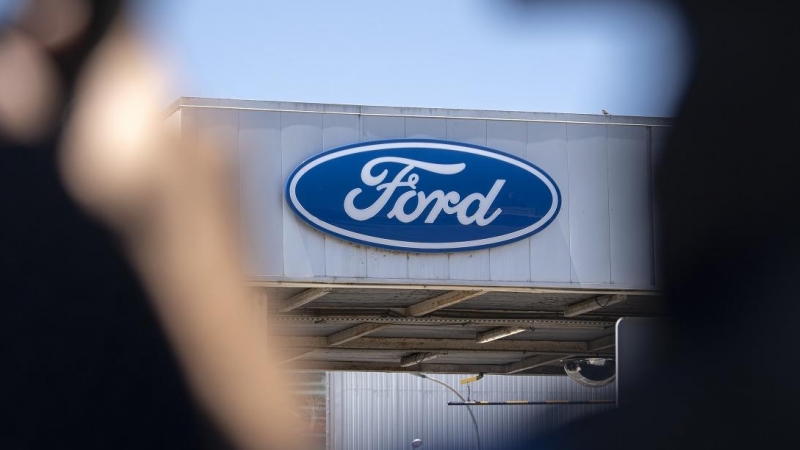 Logo de Ford en la entrada de su fábrica en Almussafes (Valencia). E.P./Jorge Gil