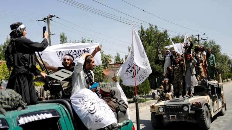 31/08/2022 Miembros talibanes conducen un convoy para celebrar el primer aniversario de la retirada de las tropas estadounidenses de Afganistán, a lo largo de una calle en Kabul, Afganistán, el 31 de agosto de 2022.