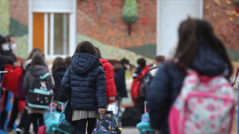 10/01/2022-Varios niños a su llegada al primer día de clase presencial tras la Navidad, en el Colegio Privado Alameda de Osuna, a 10 de enero de 2022, en Madrid, (España).