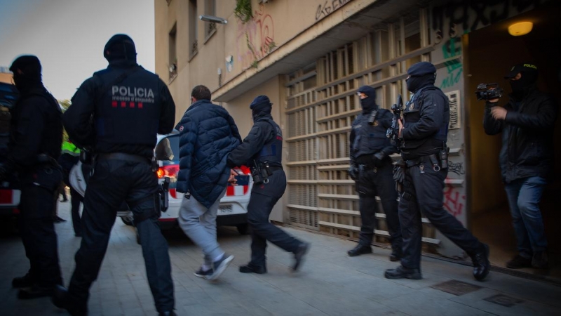 Imagen de archivo de los Mossos llevándose detenido a un hombre durante la operación contra el yihadismo en el centro de Barcelona, a 15 de enero de 2019.