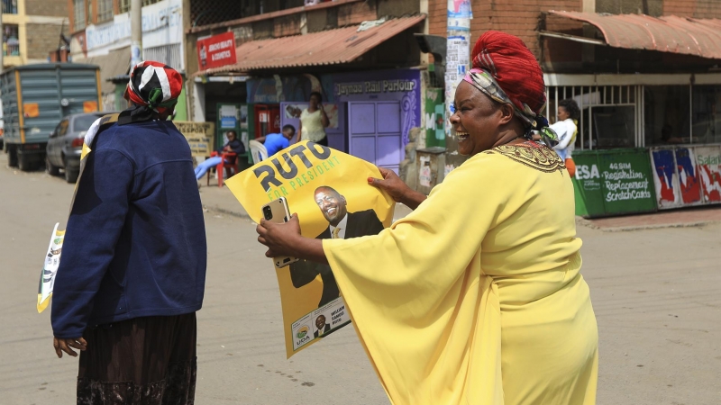 05/09/2022-Partidarios de la Coalición Kwanza de Kenia celebran el fallo del Tribunal Supremo, en el área 4 de Mathare, en Nairobi, Kenia, el 5 de septiembre de 2022.