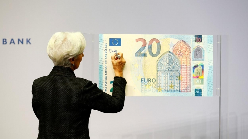 La presidenta del Banco Central Europeo, Christine Lagarde, firma el billete de veinte euros.